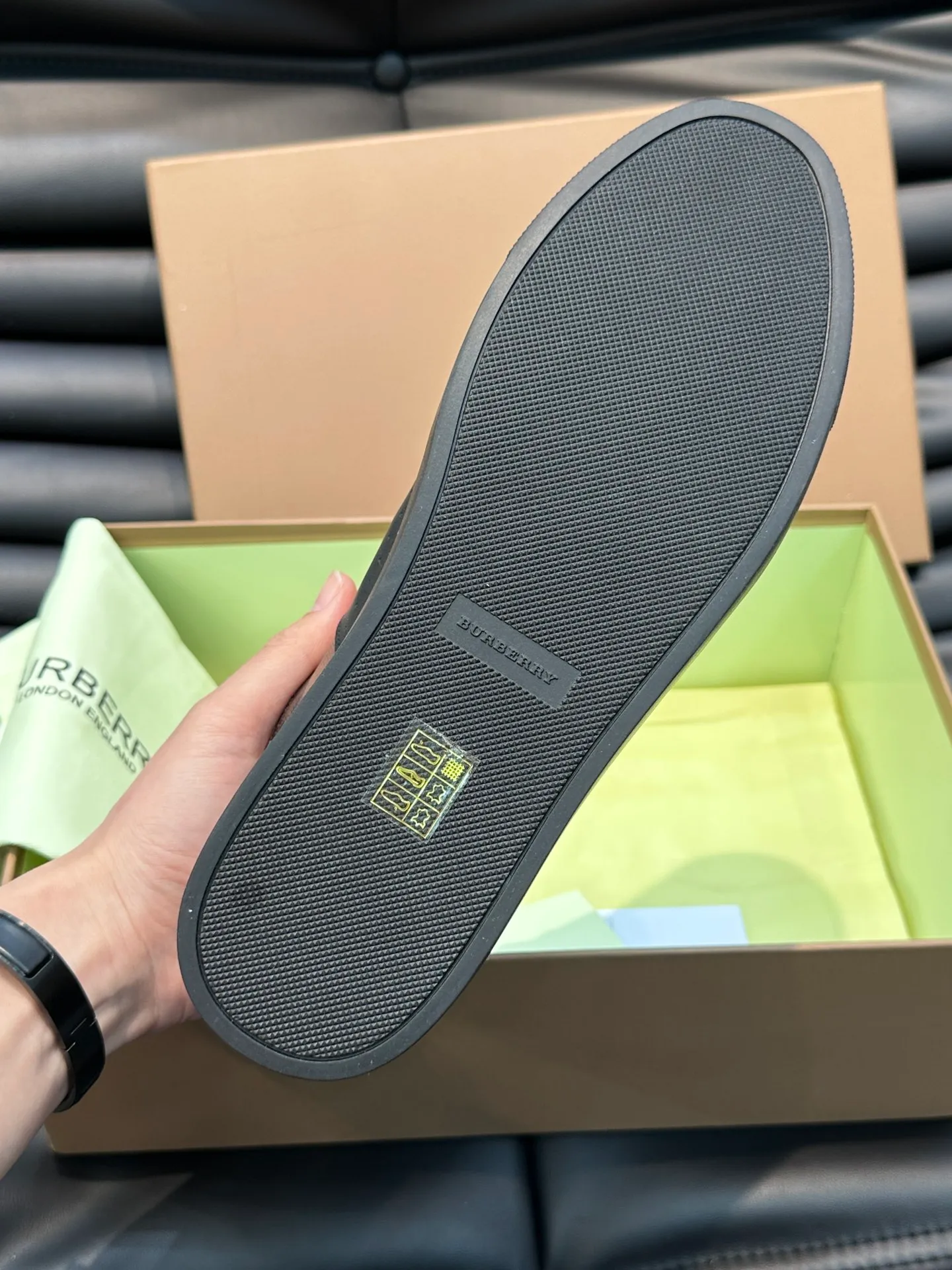 ¥380 B's men's classic low-top sneakers are reinterpreted in Vintage plaid cotton material and decorated with a new brand logo. First-layer cowhide lining, embossed Burberry logo on the heel, and original TPU outsole! Size: 38-44 (45 46 customized)